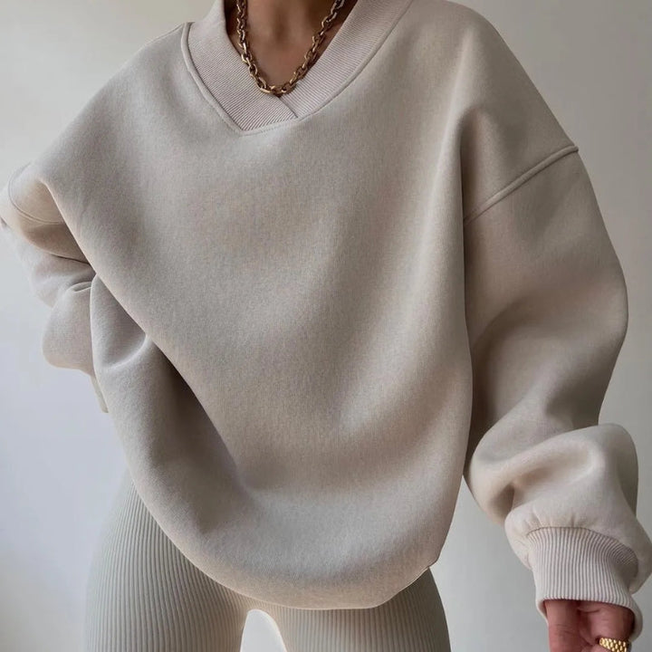 Women's cozy oversized pullover in soft knit fabric, perfect for relaxed comfort and casual everyday wear.