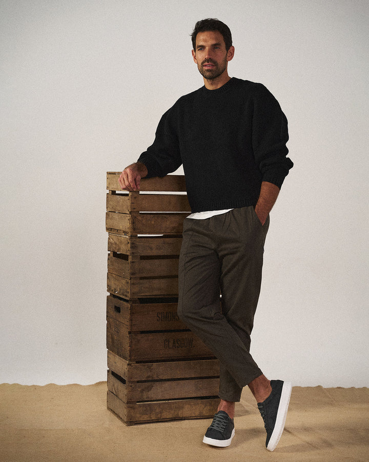 Top-down view of men's versatile comfort sneakers, perfect for everyday wear in a polished fashion.