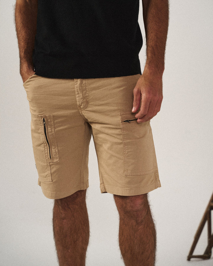Casual men's shorts, Hampton style with cargo pockets, perfect for relaxed summer fashion.