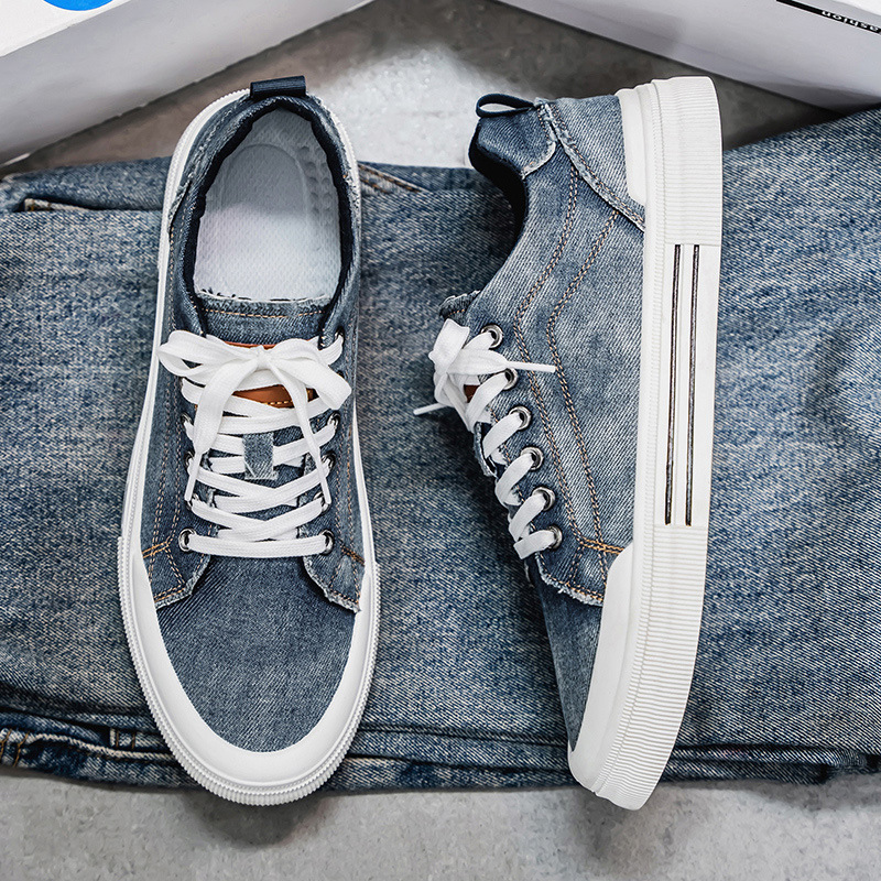 Classic black men's urban sneakers, stylish and comfortable for street wear.