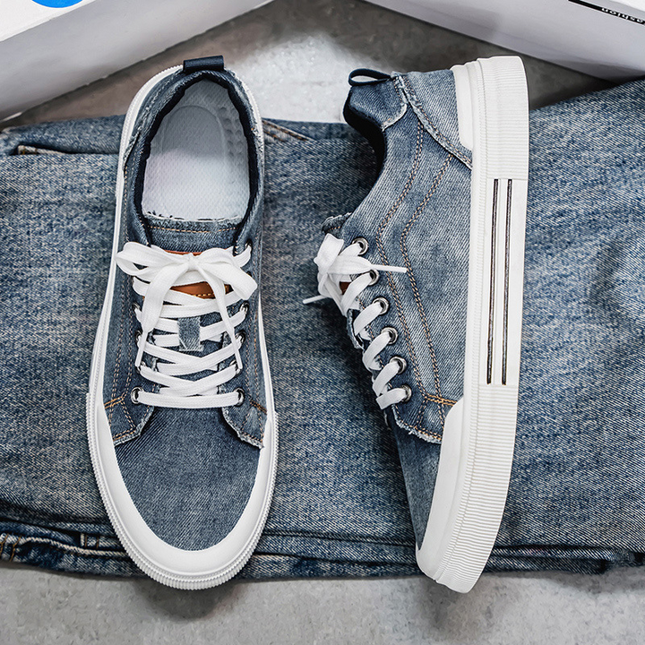 Classic black men's urban sneakers, stylish and comfortable for street wear.
