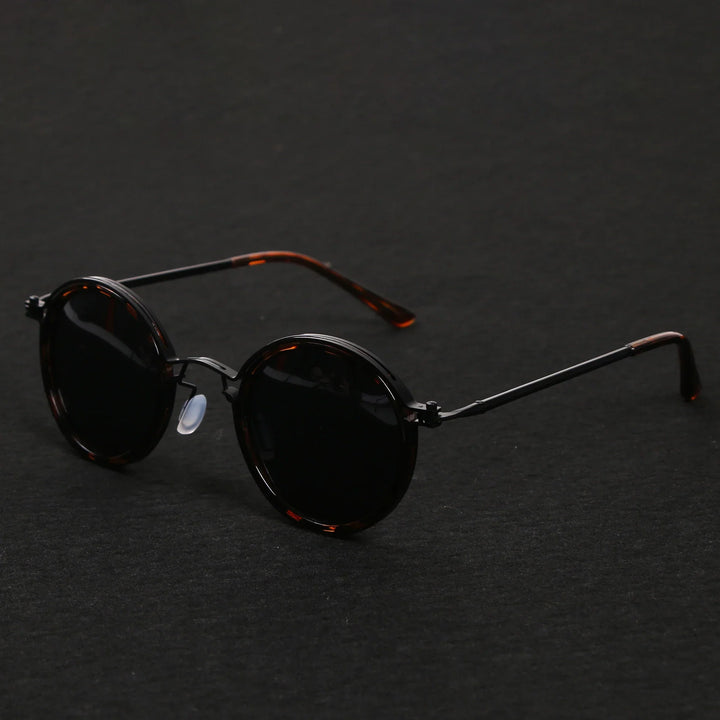 Stylish gold frame unisex sunglasses with polarized UV400 lenses for fashion and eye protection.