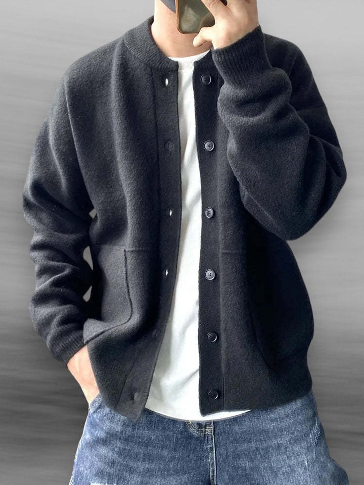 Men's lightweight casual cardigan for everyday style. Comfortable long-sleeve layering piece for versatile fashion.