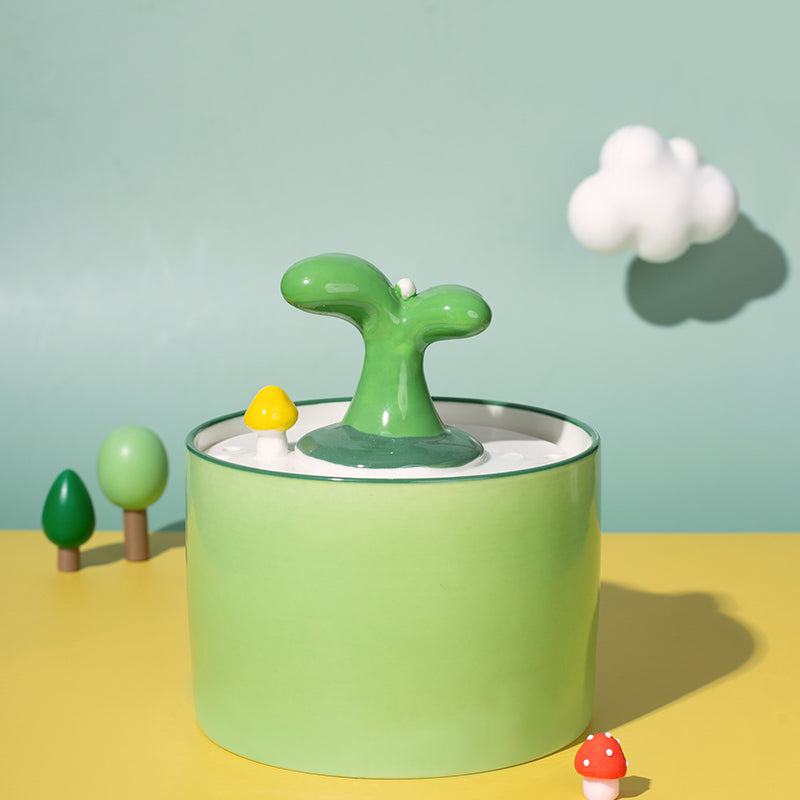 Automatic pet water dispenser made of durable ceramic, ensuring continuous hydration for cats and small dogs.