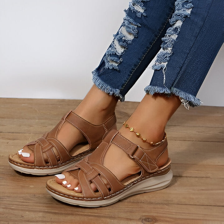 Stylish women's comfort sandals featuring ergonomic arch support, perfect for summer travel.