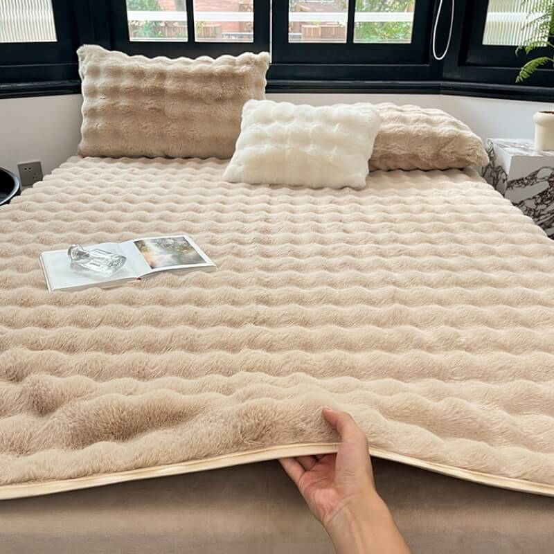 Pet-friendly faux rabbit fur mattress cover, soft and plush, providing non-slip bedding comfort.