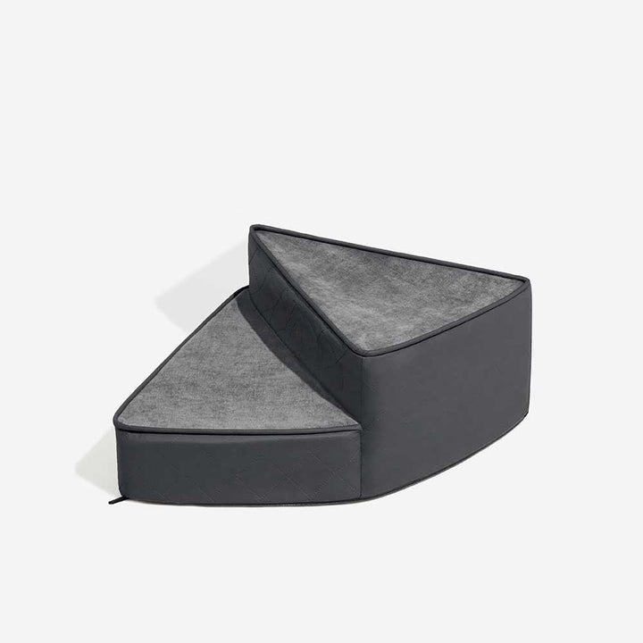 Detail of water-repellent faux leather on unisex pet steps, easy to clean