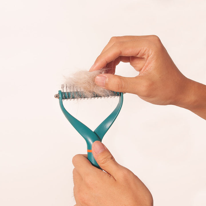 Close-up of double-sided blades on a Pet Dematting Comb, perfect for pet grooming and shedding control.