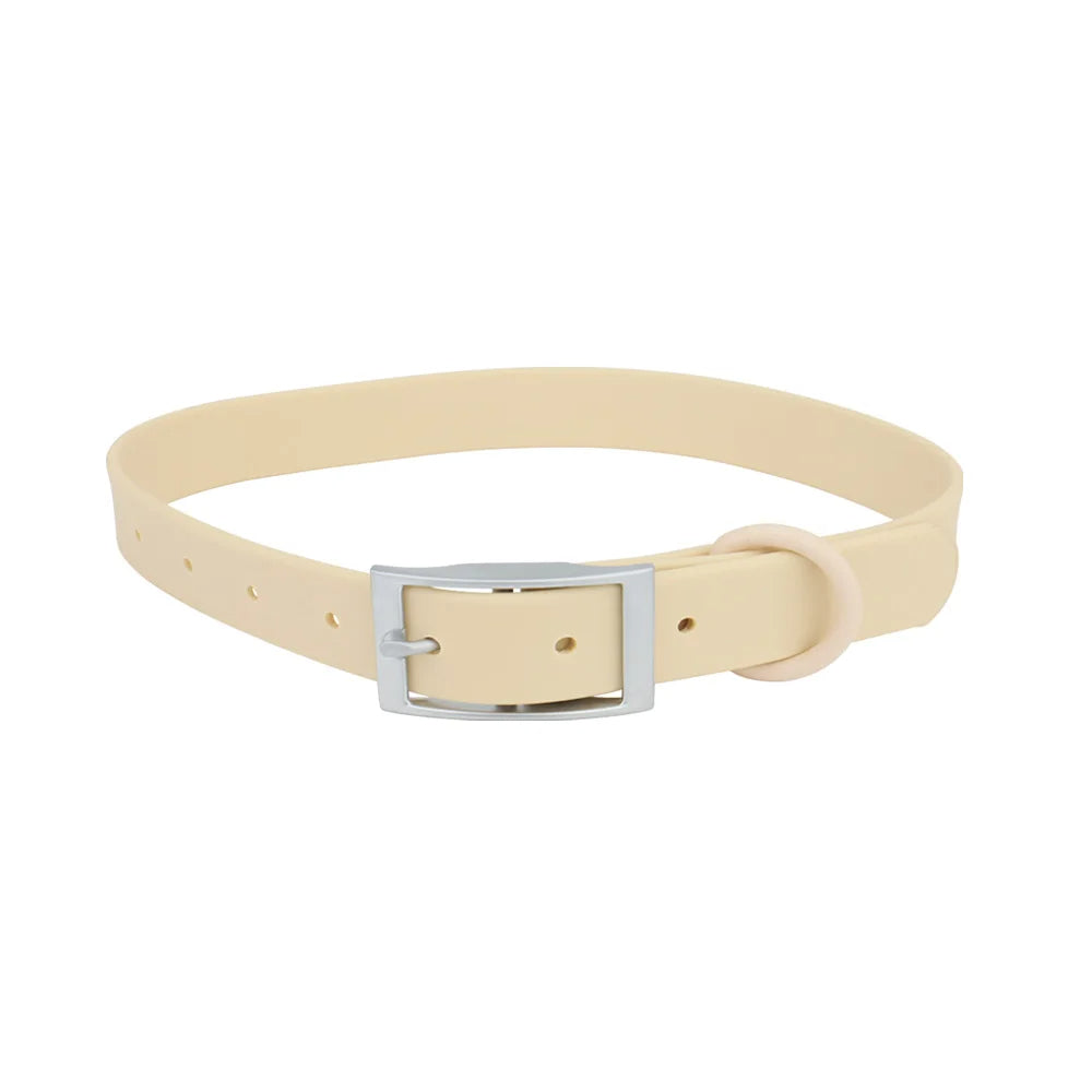 Durable pet collar in blue PVC, easily adjustable for dogs, ideal for outdoor adventures
