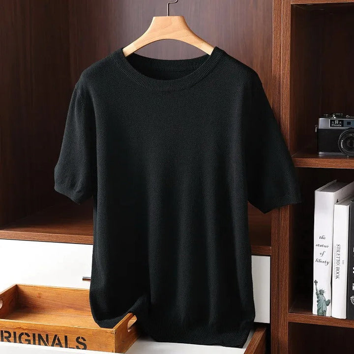 Comfortable unisex short sleeve o-neck shirt in a solid color, ideal for everyday wear. A soft touch casual wardrobe essential.