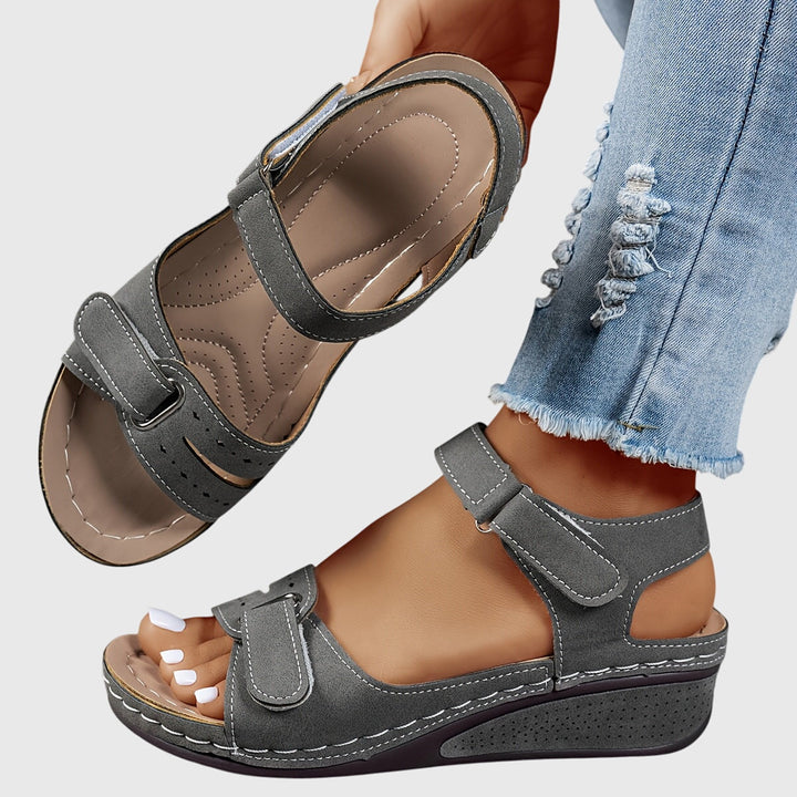 Fashionable women's crystal comfort sandals with supportive arch design, perfect for casual summer wear.