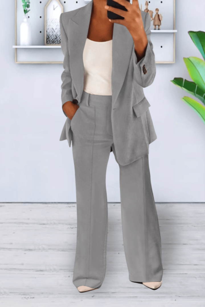 Stylish women's relaxed two-piece suit, a versatile comfort set for chic everyday or casual wear.