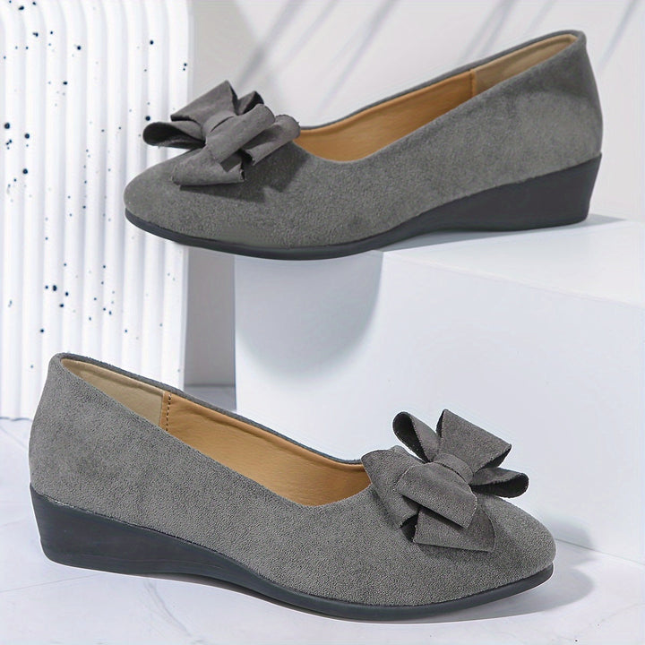 Effortless women's slip-on wedge shoes, combining comfort, style, and practicality for daily wear.